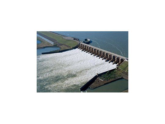Niegan fisuras en la represa de Yacyretá