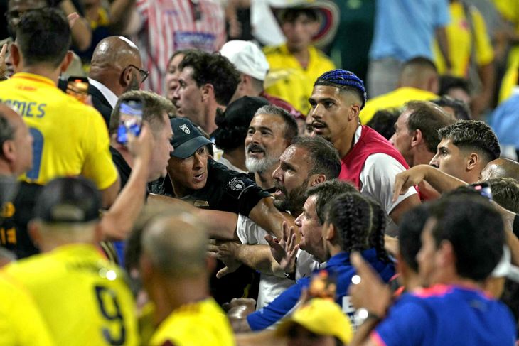 The incidents between Colombian fans, relatives of players and Uruguayan footballers during the quarter-finals of the Copa América were one of the aspects that Marcelo Bielsa criticised. The incidents between Colombian fans, relatives of players and Uruguayan footballers during the quarter-finals of the Copa América were one of the aspects that Marcelo Bielsa criticised.