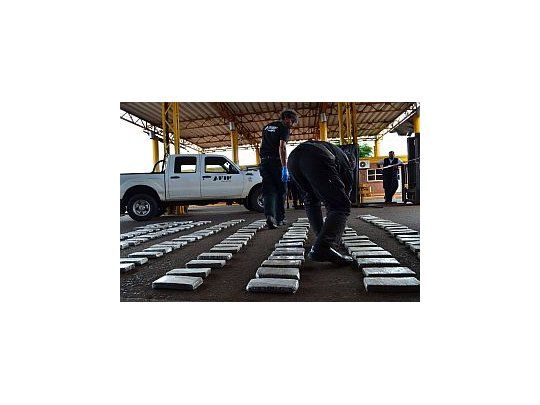 La AFIP secuestró más de 200 kilos de marihuana valuados en más de $ 2.000.000 en un control vehicular de ingreso al país realizado en el Puente Internacional San Roque González de Santa Cruz, que une la ciudad de Posadas con Encarnación del Paraguay.