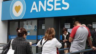 Jubilados, pensionados y beneficiarios previsionales van a cobrar el aguinaldo junto con los haberes de junio. Jubilados, pensionados y beneficiarios previsionales van a cobrar el aguinaldo junto con los haberes de junio.