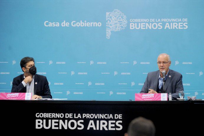 El jefe de Gabinete de la provincia de Buenos Aires, Carlos Bianco, y el ministro de Salud, Daniel Gollan, brindaron hoy en La Plata una conferencia de prensa sobre la situaci&oacute;n epidemiol&oacute;gica y la campa&ntilde;a de vacunaci&oacute;n contra el coronavirus en territorio bonaerense.