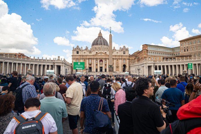 Cientos de fieles y turistas se acercaron, desde las primeras horas de este jueves, a la Plaza de San Pedro del Vaticano.