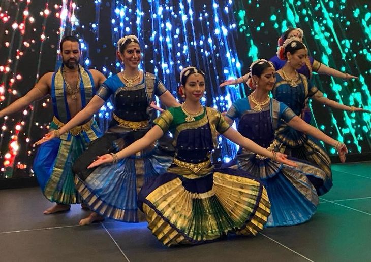 En la celebración se realizó un show con bailes típicos de la India.