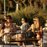 Desde la mañana, la cafetería y la pastelería artesanal marcan los sabores con desayunos, brunch y meriendas. Desde la mañana, la cafetería y la pastelería artesanal marcan los sabores con desayunos, brunch y meriendas.