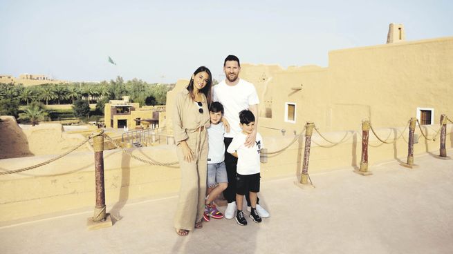 Postal. De la familia Messi, durante su viaje a Arabia Saudita que motivó que el rosarino sea sancionado por el PSG.  Su contrato con el  club parisino vence el 30 de junio y la “Pulga” no renovará.