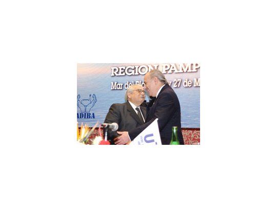 Héctor Méndez (izq.) recibe el saludo del saliente presidente de la UIA, Alberto Alvarez Gaiani, durante el Quinto Foro Federal de la Industria.