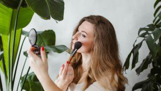 La nueva tendencia en maquillaje: el reinado del rubor rojo ya terminó. La nueva tendencia en maquillaje: el reinado del rubor rojo ya terminó.