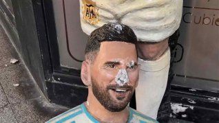 La estatua de Messi vandalizada La estatua de Messi vandalizada