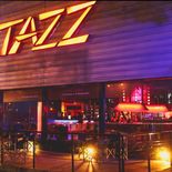 El frente de un local de Tazz, con el logo característico. &nbsp;
