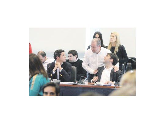 Luciano Laspina, presidente de la Comisión de Presupuesto y Hacienda de Diputados, ayer junto a Diego Bossio en la reunión donde se dictaminó a favor de la devolución de IVA para productos de la canasta básica.