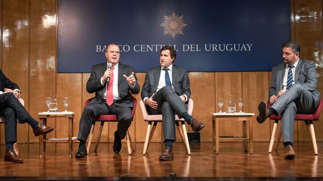 El economista brasileño Alexandre Tombini, durante la conferencia organizada por el Banco Central del Uruguay.