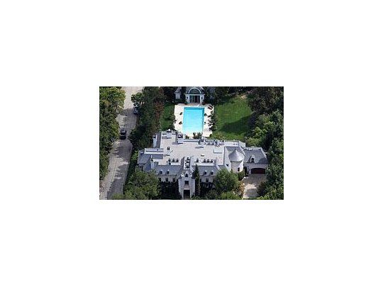 La villa está situada en el barrio de Holmby Hills, en la ciudad de Los Angeles.