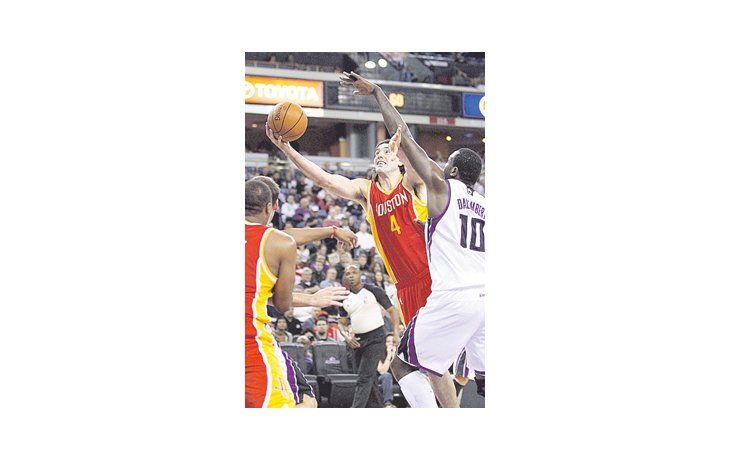 Luis Scola ante Samuel Dalembert. El argentino marcó 10 puntos en el triunfo de los Rockets sobre Sacramento.