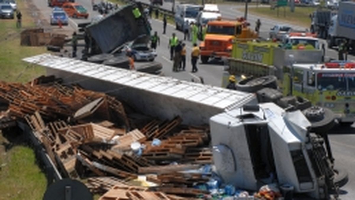 Un policía muerto en choque y vuelco en Panamericana