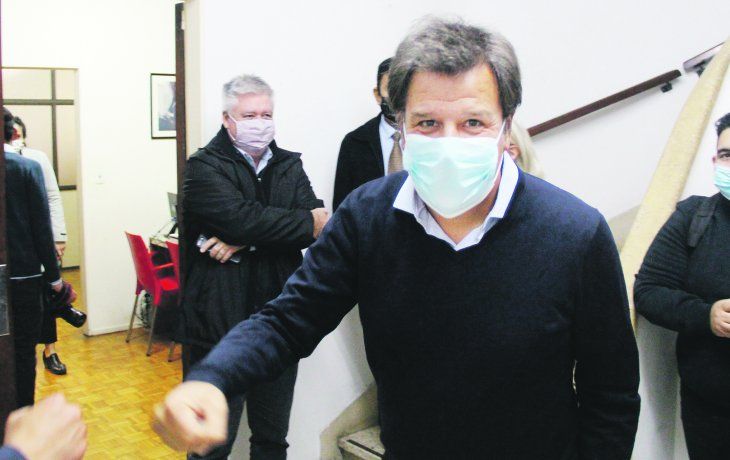 Electoral. Facundo Manes, ayer en la sede del Comité Nacional del radicalismo. No aceptó todavía la candidatura, pero entusiasmó .