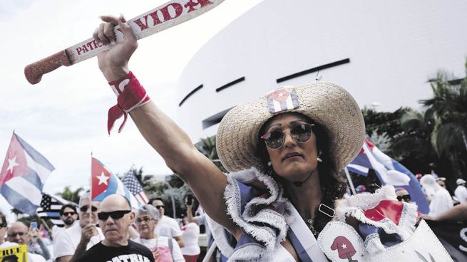 FUERZA. Cubanos en el exilio se manifestaron en Miami para respaldar la marcha de hoy. El disidente Yunior García colgó un cartel en la ventana de su departamento en La Habana denunciando la intimidación de los agentes del régimen.