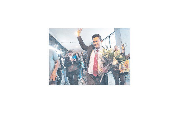 ámbito.com | El juez brasileño Sérgio Moro, responsable de la operación “Lava Jato” que tiene acorralada a parte de la clase política brasileña, se ha convertido en una celebridad. Sus apariciones públicas derivan frecuentemente en homenajes espontáneos de los ciudada