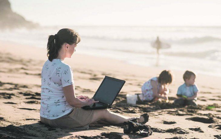 Oportunidad. Una de las bondades que trajo el home office es la posibilidad de trabajar desde cualquier rincón del planeta que tenga wifi. Muchos lo están aprovechando.