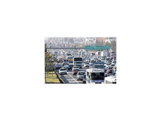 Un paisajeacostumbradoen la Panamericana.Alcongestionamientodiarioen el tránsitose sumancada vez másfrecuentementelos imponderables,entre ellos loscortes de ruta.
