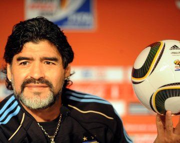 Diego Maradona murió y dejó el amor a la pelota como herencia para todos los amantes del fútbol.
