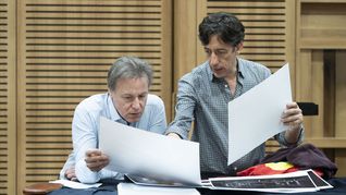 Mariano Pensotti (der.) con el director musical Tito Ceccherini. Foto: Juanjo Bruzza - Gentileza Teatro Colón Mariano Pensotti (der.) con el director musical Tito Ceccherini. Foto: Juanjo Bruzza - Gentileza Teatro Colón