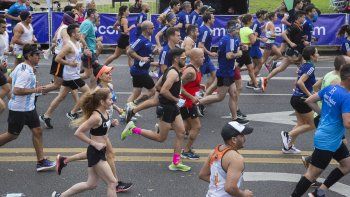 Corredores profesionales y aficionados largaron esta mañana el Maratón Internacional y la prueba de los 21k en la Ciudad Autónoma de Buenos Aires, que este año regresa tras el receso de 2020 por la pandemia de coronavirus.