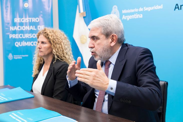 Aníbal Fernández junto a Mercedes La Gioiosa, Secretaria de Seguridad y Política Criminal.