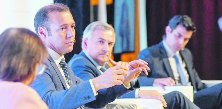 VENTAJAS. Omar Gutiérrez (Neuquén), Gerardo Morales (Jujuy) y Juan Manuel Urtubey (Salta), participaron el miércoles de un panel sobre la potencialidad para las inversiones en sus provincias.