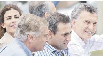 Mauricio Macri ayer en la provincia de Córdoba donde encabezó una caravana de campaña junto a su esposa Juliana Awada, Ramón Mestre y Oscar Aguad.