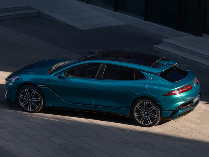 Uno de los puntos más llamativos del Denza Z9 GT es su autonomía eléctrica bajo el ciclo CLTC, que alcanza 1.036 kilómetros, una cifra que supera a la mayoría de los modelos eléctricos actuales y lo coloca como referencia global en este aspecto.