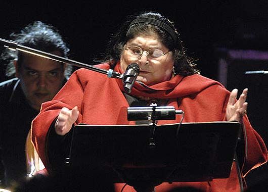 La cantante en el escenario, la casa que la albergo durante toda su vida