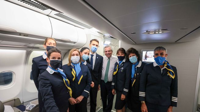 Alberto Fernánez junto a la tripulación de Aerolíneas Argentinas antes del regreso a Buenos Aires.&nbsp;