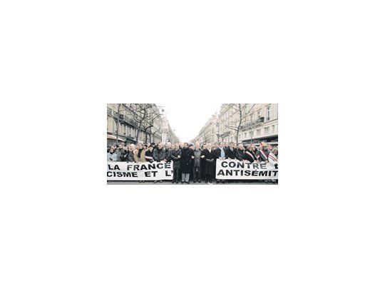 Dirigentes políticos y religiosos encabezaron una de las columnas que recorrieron las calles de París. «Francia contra el racismo y el antisemitismo», indicó el cartel principal de la marcha.