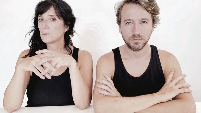Las algas. Lourdes Invierno y Dennis Smith, protagonistas de “Las algas”. No se trata sólo de una aproximación no convencional a la vida de la célebre poeta, sino también de una exposición del montaje de la obra.