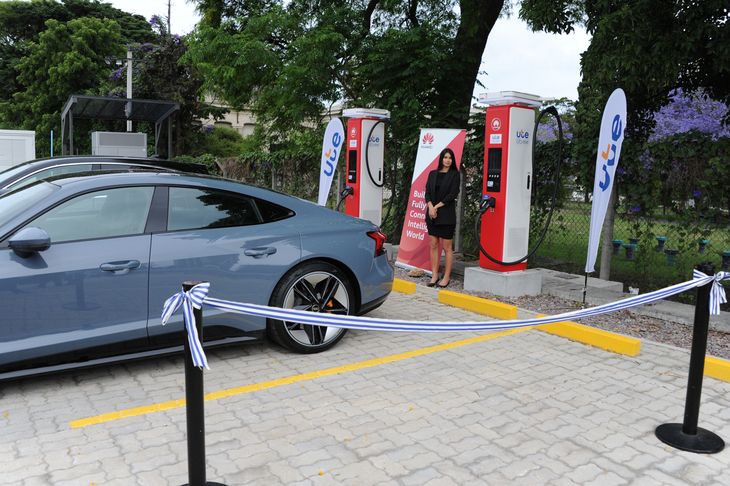 La primera electrolinera cuenta con dos estaciones de carga, pero se pretende ampliar a una disponibilidad para 12 vehículos a la vez. La primera electrolinera cuenta con dos estaciones de carga, pero se pretende ampliar a una disponibilidad para 12 vehículos a la vez.