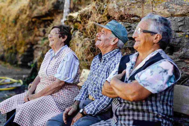Retirees happy because this month the half bonus for June is collected Retirees happy because this month the half bonus for June is collected
