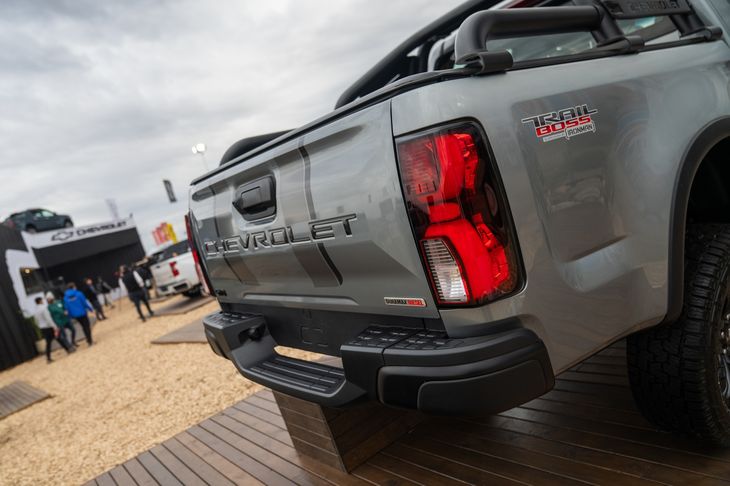 La Chevrolet S10 Trail Boss incorpora un paquete técnico orientado al rendimiento en terrenos exigentes. Entre sus principales diferenciales se destacan las suspensiones especiales Ironman, con resortes y amortiguadores calibrados específicamente para esta versión, que elevan la trompa en 30 mm y mejoran el despeje. La Chevrolet S10 Trail Boss incorpora un paquete técnico orientado al rendimiento en terrenos exigentes. Entre sus principales diferenciales se destacan las suspensiones especiales Ironman, con resortes y amortiguadores calibrados específicamente para esta versión, que elevan la trompa en 30 mm y mejoran el despeje.