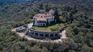 El Castillo Mandl se encuentra en La Cumbre y fue construido hacia finales de la década de 1920.