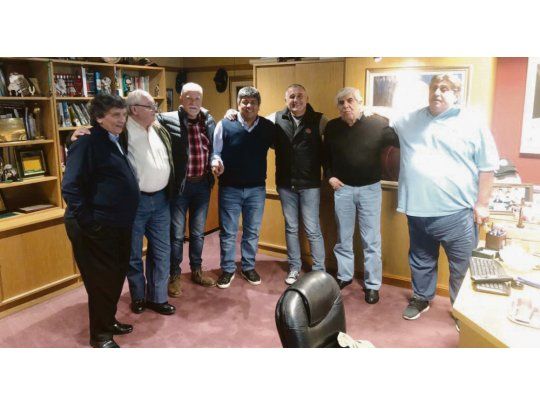 Alianza. Hugo y Pablo Moyano visitaron a Pignanelli y a Manrique, de Smata, junto a Fabre (Anses), Moreyra (ceramistas) y Plaíni (canillitas).