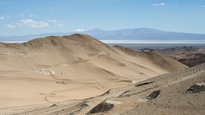 Ubicado frnte al Salar de Arizaro, a&nbsp;400 kilómetros de la ciudad de Salta&nbsp;y a sólo&nbsp;35 kilómetros de Tolar Grande, el yacimiento proyecta una&nbsp;producción anual de 250.000 toneladas de cobre fino, junto con&nbsp;125.000 onzas de oro&nbsp;y&nbsp;3.500 toneladas de molibdeno.