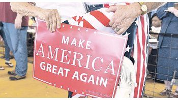 ámbito.com | LEALES.  Simpatizantes de Donald Trump acudieron así vestidos a un acto de los actos de campaña en Livestock Pavilion, Florida.