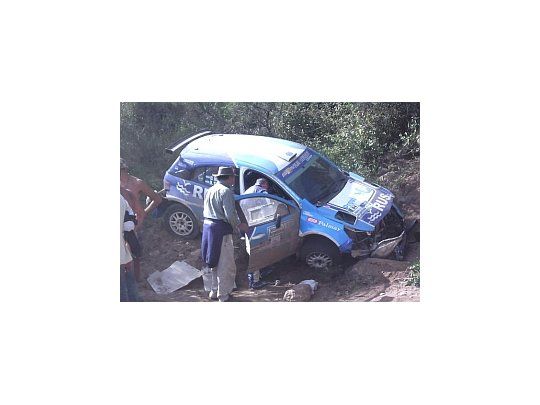 Así quedó el auto de Nalbandian tras el vuelco (@FRANCOGENTILE).