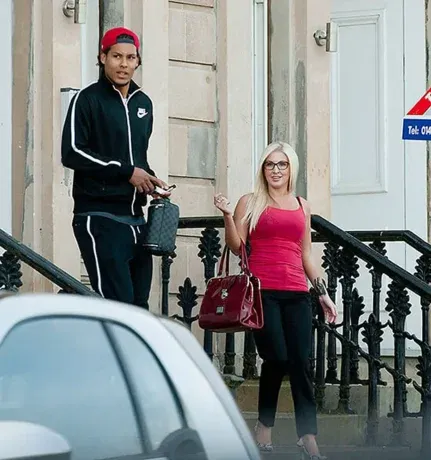 Los medios escoceses atraparon al defensor en compañía de Lyall. Los medios escoceses atraparon al defensor en compañía de Lyall.