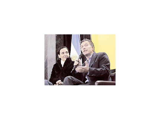 Mauricio Macri y Gabriela Michetti ayer en una conferenciade prensa en la que el jefe de Gobierno electo pidió tener undiálogo constructivo con el kirchnerismo y solicitó una audienciacon Néstor Kirchner.