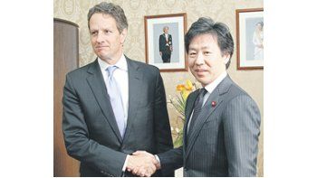 El secretario del Tesoro de Estados Unidos, Tim Geithner, y su par de Finanzas de Japón, Jun Azumi, ayer en Tokio. El acuerdo para que Tokio deje de proveerse de petróleo en Irán es un triunfo de la diplomacia norteamericana contra el plan nuclear persa.