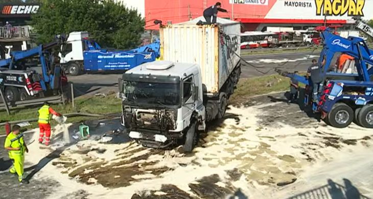 Bomberos y gr&uacute;as trabajan para remover el veh&iacute;culo siniestrado y limpiar el derrame.