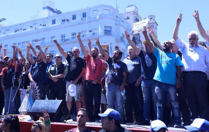 masiva marcha de organizaciones sociales por tierra, techo y trabajo