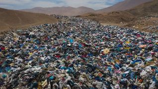 Cementerio de ropa usada en el desierto de Atacama en Chile. Foto: Nicolás Vargas, BBC. Cementerio de ropa usada en el desierto de Atacama en Chile. Foto: Nicolás Vargas, BBC.