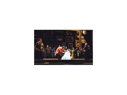Llamativo marco decimonónico para el «Rigoletto» de BAL, donde se lució Fabián Veloz como el bufón. El italiano Angelo Scardina debió ser sustituido por el argentino Fermín Prieto.