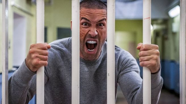 Avengement, protagonizada por Scott Adkins, una de las películas ocultas de Netflix.